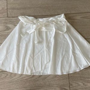 Women’s white  wrap  skirt. Size: XS